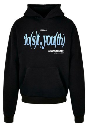 Sudadera negra con un bolsillo canguro frontal, capucha con cordón y texto gráfico en azul y blanco que dice "'lo(s)t, you(th) temporada uno primavera, verano 2023."