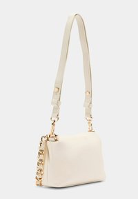 Weiße synthetische Handtasche mit strukturierter Form, ausgestattet mit einem kurzen Tragegurt und goldfarbenen Kettenakzenten an der Seite. Glatte Textur.