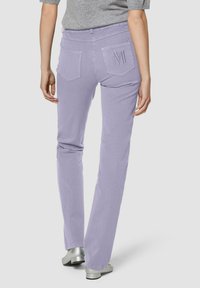 Lichtpaarse denim broek met een getailleerde snit, voorzien van twee achterzakken en een geborduurd "M"-logo op de rechterzak.