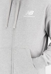 New Balance ESSENTIALS STACKED LOGO - Sweater met rits - athletic grey