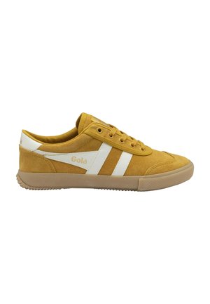 Gele suède sneaker met witte strepen en beige zool, met veters en het "Gola" logo aan de zijkant.