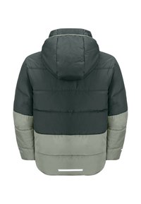 Giacca imbottita in tonalità di verde scuro e grigio chiaro, con cappuccio, design a strati e dettagli riflettenti all'orlo posteriore.