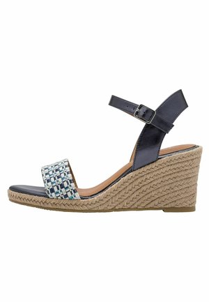 Wedgesandale mit einem gewebten Stoffriemen in Blau und Weiß, navyblauem Lederknöchelriemen, Jute-Plateau im Espadrille-Stil und strukturierter Sohle.