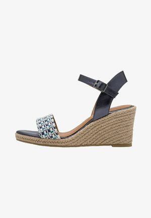 Wedgesandale mit einem gewebten Stoffriemen in Blau und Weiß, navyblauem Lederknöchelriemen, Jute-Plateau im Espadrille-Stil und strukturierter Sohle.