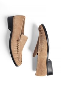 Braune Wildleder-Loafer mit runder Zehenform, elastischen Einsätzen an den Seiten und einem niedrigen schwarzen Holzabsatz. Mit gesteppten Details entlang der Kanten.