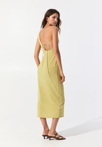 PULL&BEAR ASYMMETRIC - MIDI - Fodralklänning - yellow