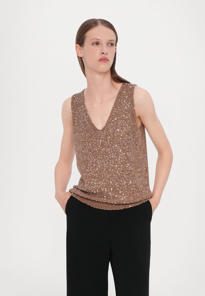 Top sans manches en sequins marron avec un décolleté en V, présentant une surface texturée et un léger éclat, associé à un pantalon noir.
