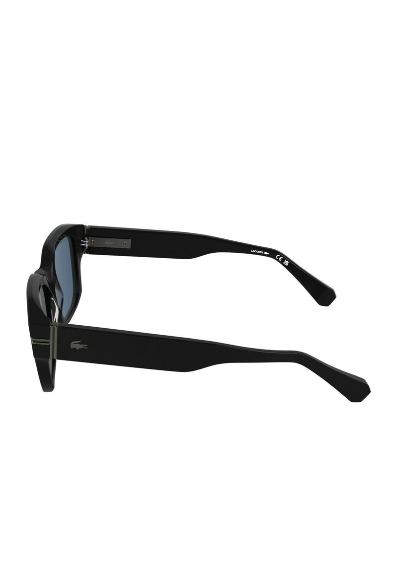 Occhiali da sole rettangolari neri con aste spesse, con il logo Lacoste sulla stanghetta e lenti scure.