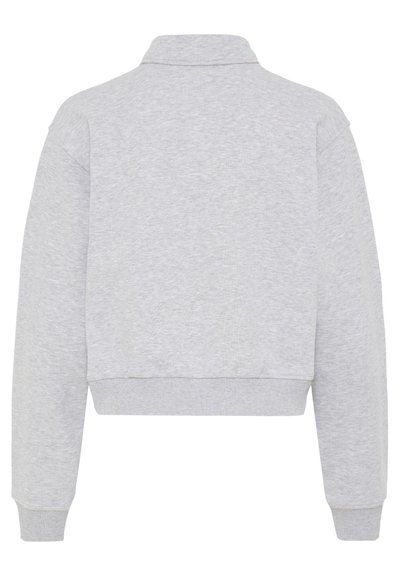 Svijetlosivi skraćeni dukserica s ovratnikom, dugim rukavima i rebrastim manžetama. Napravljen od mekanog, teksturiranog materijala. Jednostavan dizajn bez uzoraka.