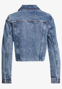 Ljusblå denimjacka med cropped design, långa ärmar, klassisk krage och synlig sömnad längs sömmarna och ärmsluten.