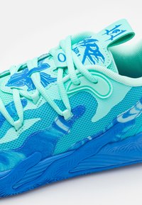 Puma MB.03 LO TEAM - Zapatillas de baloncesto - hyperlink blue/bright aqua/electric peppermint