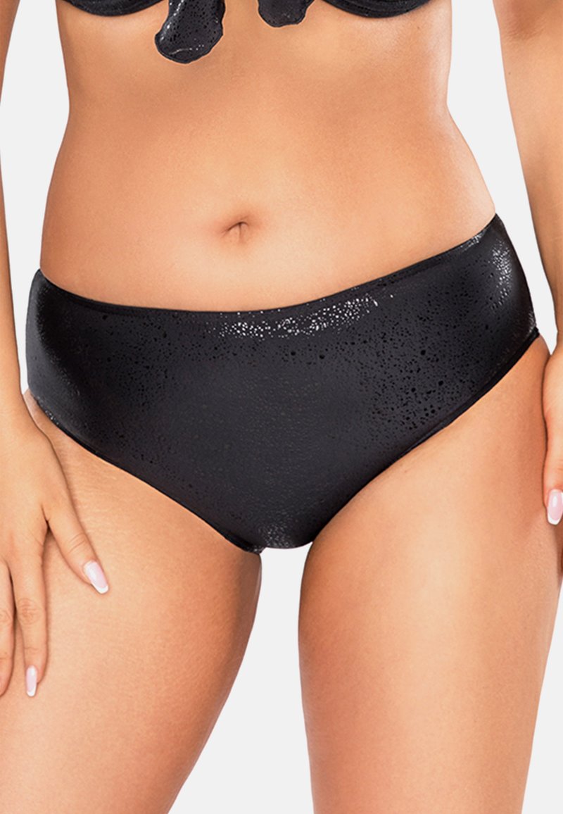 Fekete, magas derekú bikini alsó, sima, fényes anyagból, finom textúrájú mintával. Közepes derékvonala van.