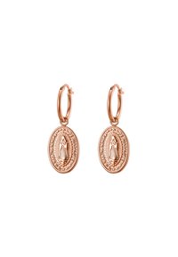 Orecchini a cerchio in oro rosa con medaglioni ovali caratterizzati da intricati disegni della Vergine di Guadalupe e bordi texturizzati. Leggeri, con una lavorazione dettagliata.