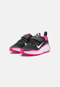 Zwarte sportschoenen van mesh stof, met roze accenten, een witte zool en klittenbandsluiting. Heeft een ronde neus en een trekhaak op de hiel.
