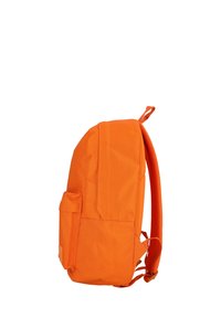 Oranje rugzak van een gladde, duurzame stof, met een zijzak, gewatteerde schouderbanden en een handvat bovenop voor gemakkelijk dragen.