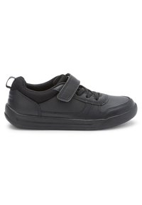 Baskets noires en matériau synthétique avec une sangle Velcro et des lacets, dotées d'une semelle texturée et d'un soutien de cheville rembourré.