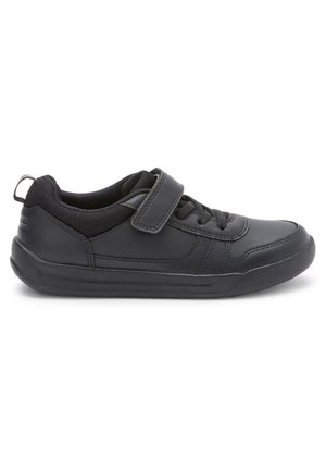 Baskets noires en matériau synthétique avec une sangle Velcro et des lacets, dotées d'une semelle texturée et d'un soutien de cheville rembourré.