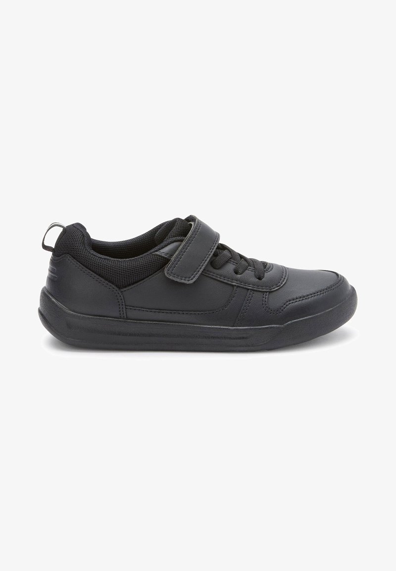 Baskets noires en matériau synthétique avec une sangle Velcro et des lacets, dotées d'une semelle texturée et d'un soutien de cheville rembourré.