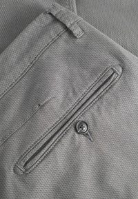 Gabba PAUL DALE - Chino - dust sage green