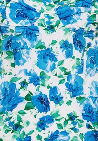 Sukienka w kwiaty z białym tłem, niebieskimi kwiatami i zielonymi liśćmi. Z falbankami na górze, miękka w dotyku tkanina.