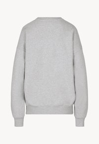 Jasnoszary sweatshirt z okrągłym dekoltem, z długimi rękawami, ściągaczami przy mankietach, u dołu i przy dekolcie, pokazany z tyłu na tle jednolitym.