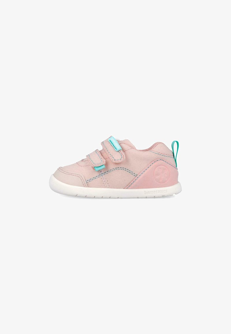 Zapatilla rosa para niño pequeño con dos tiras de velcro turquesa, suela blanca y lengüeta de tracción turquesa en el talón, diseñada para uso casual.