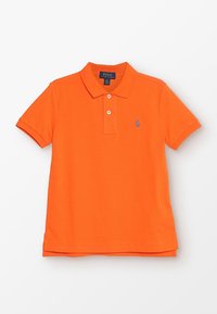 Orange polo-shirt i mjuk bomullsduk. Har en klassisk krage, tre-knappars knäppning och en broderad blå logotyp på bröstet.