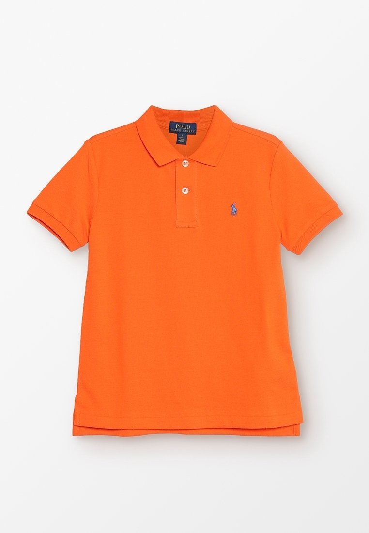 Orange polo-shirt i mjuk bomullsduk. Har en klassisk krage, tre-knappars knäppning och en broderad blå logotyp på bröstet.