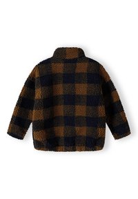 Chaqueta de forro polar de cuadros marrón y azul marino con un cuello alto. Cuenta con una tela suave y texturizada y un corte relajado. Sin broches visibles.
