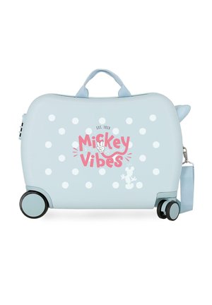 Maleta infantil azul claro con lunares blancos, texto "Mickey Vibes", pequeña silueta de Mickey, dos ruedas y un asa superior para llevar.