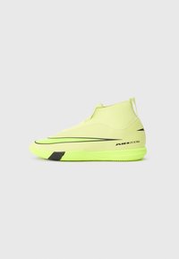 Zapatilla deportiva verde lima con un diseño elegante, textura suave, parte superior elástica y un acento negro en la suela. Presenta la marca Air Zoom.