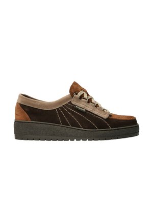 Chaussure décontractée à lacets avec panneaux en suède marron et beige, détails cousus, et une semelle épaisse noire texturée, vue de côté.