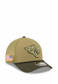 Khaki Baseballcap mit grünem Schirm, ausgestattet mit einem gestickten Jaguar-Logo, Mesh-Seitenpaneelen und einem USA-Flaggen-Patch an der Seite.