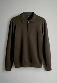 Hnědá polokošile s dlouhým rukávem, se zipem u krku, pletenou strukturou a klasickým límečkem. Jednoduchý design s žebrovanými manžetami a spodním lemem.