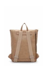Zaino in pelle sintetica beige con spallacci regolabili, manico superiore e tasca laterale con zip. Texture liscia e design minimalista.