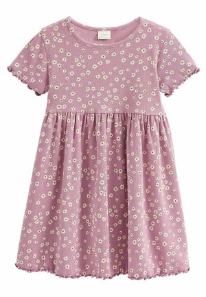 Różowa prążkowana sukienka z krótkimi rękawami, ozdobiona białym kwiatowym wzorem, z marszczoną talią i falbankowym wykończeniem na dole. Miękka faktura materiału.