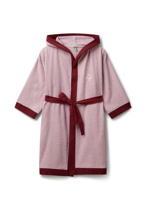 Růžový froté župan s vínovým lemem a páskem. Obsahuje kapucu, rukávy po třičtvrtě a malé vyšívané emblém. Měkká textura.
