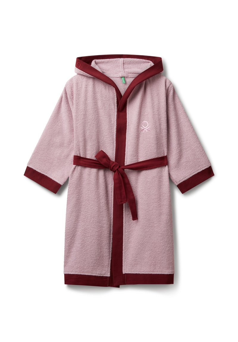 Accappatoio in spugna rosa con bordo e cintura marrone. Presenta un cappuccio, maniche a tre quarti e un piccolo ricamo. Tessuto morbido.