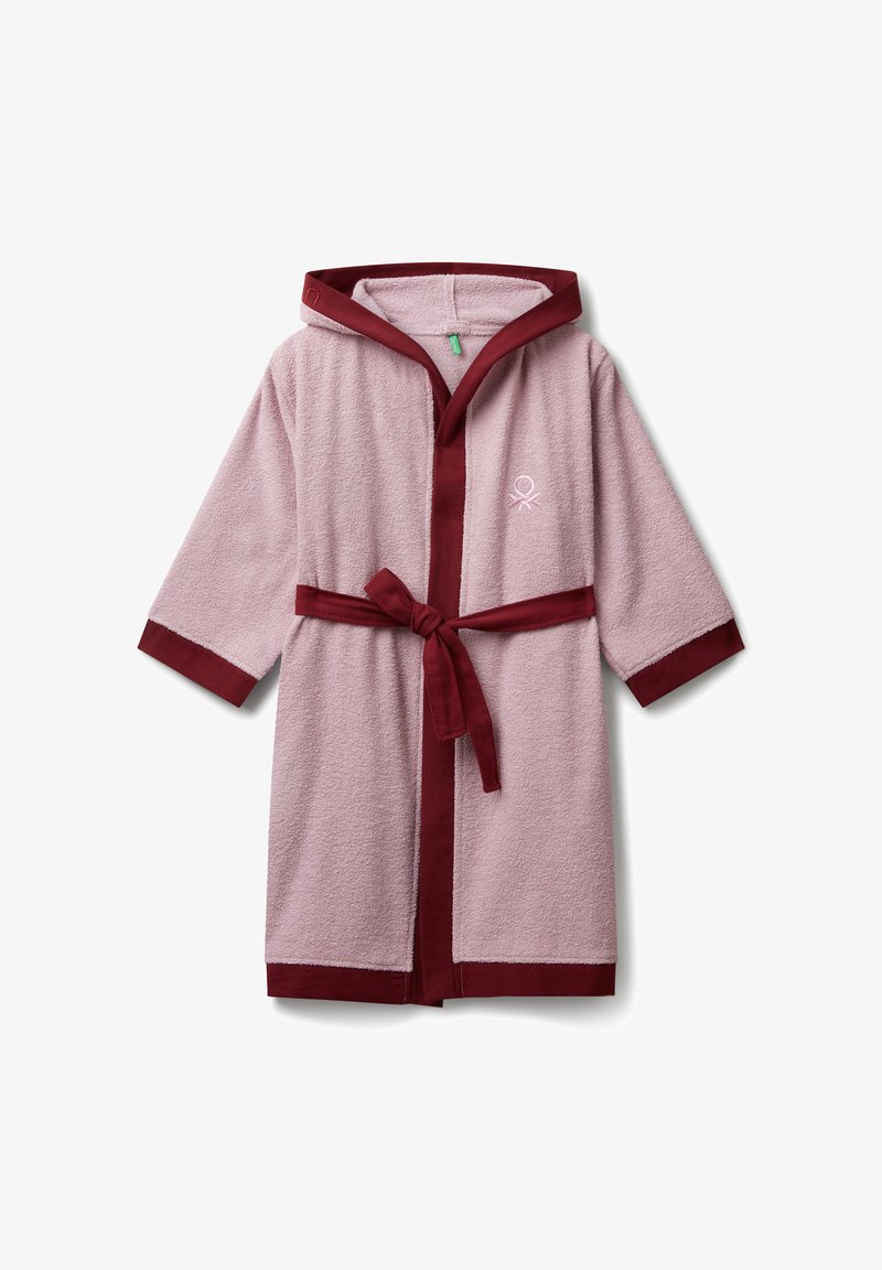 Accappatoio in spugna rosa con bordo e cintura marrone. Presenta un cappuccio, maniche a tre quarti e un piccolo ricamo. Tessuto morbido.