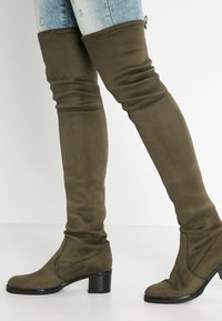 Buffalo Botas mosqueteras - khaki