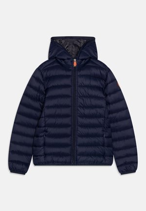 Doudoune légère bleu marine avec capuche, fermeture éclair intégrale à l'avant, poignets élastiques et motif matelassé horizontal.