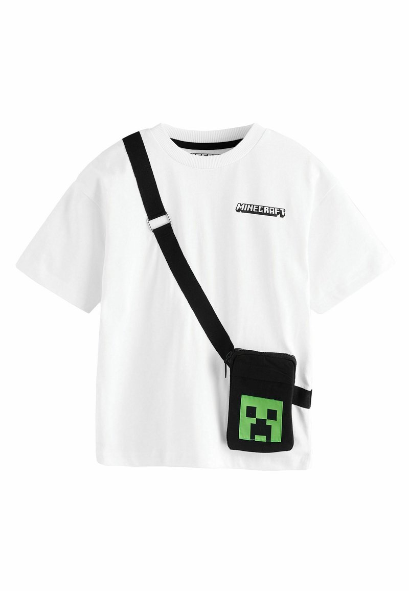 Maglietta bianca con logo nero "MINECRAFT", dotata di tracolla nera regolabile e una piccola tasca nera con zip decorata con un volto pixelato verde.