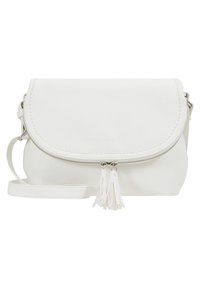 Weißes Leder-Crossbody-Bag mit einer gewölbten Klappe, Reißverschlussverschluss und dekorativen Quasten. Verfügt über einen verstellbaren Riemen und eine glatte Textur.