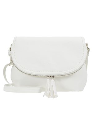 Biela kožená crossbody taška s zakriveným klopou, zipsovým uzáverom a dekoratívnymi strapcami. Obsahuje nastaviteľný popruh a hladkú textúru.