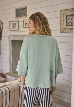Next, REGULAR FIT - SHORT SLEEVE PYJAMAS  .SET - Pyjama - sage green embroidered