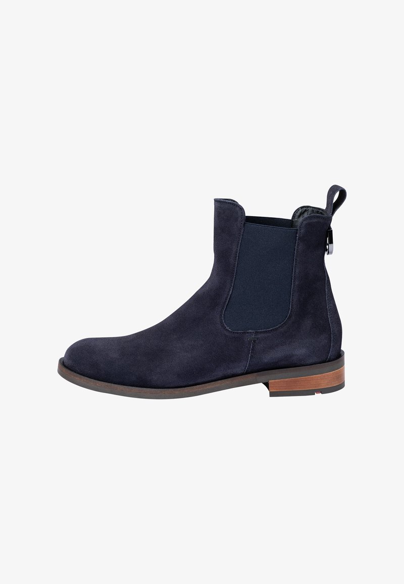 Botte Chelsea en daim bleu marine avec panneau latéral élastique, languette à l'arrière, talon empilé marron et semelle en caoutchouc.