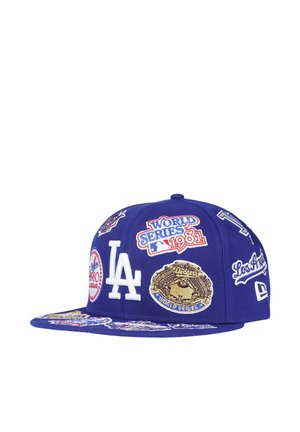 Cappellino da baseball blu dei Los Angeles con logo bianco "LA" e più patch ricamati della World Series del 1980 e 1981.