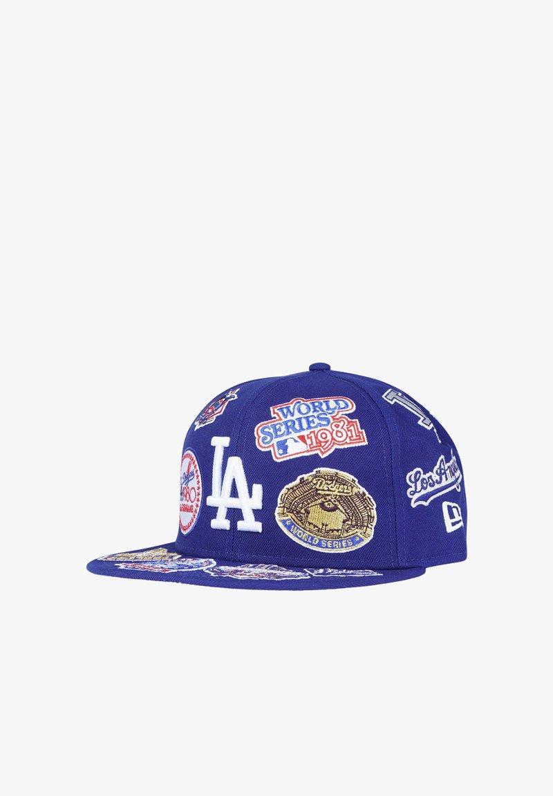 Cappellino da baseball blu dei Los Angeles con logo bianco "LA" e più patch ricamati della World Series del 1980 e 1981.