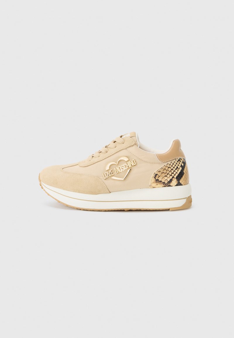 Baskets beige en suède et matériaux synthétiques, avec un accent en imprimé serpent texturé et un logo doré "LOVE MOSCHINO" sur le côté.