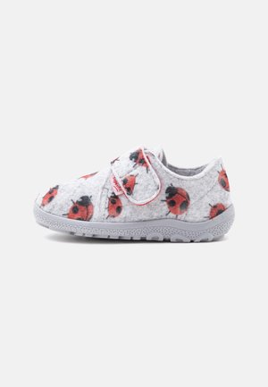 Chausson gris pour enfants avec des motifs de coccinelles rouges et noires et une bride Velcro, présenté de côté sur fond blanc.